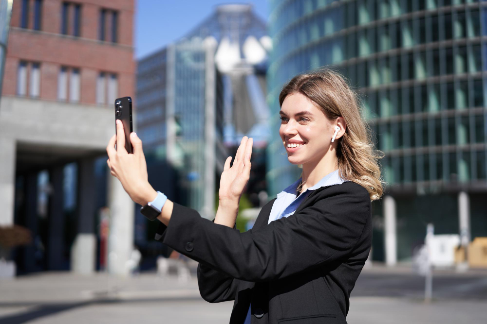 femme dans la rue utilisant la téléphonie ip pour passer un appel via téléphone